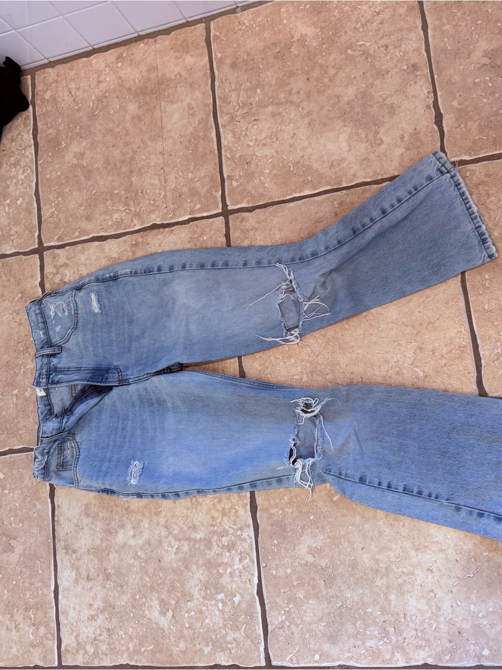 Frame 27 Light Blue Distressed Womenâs Jeans - Brand: